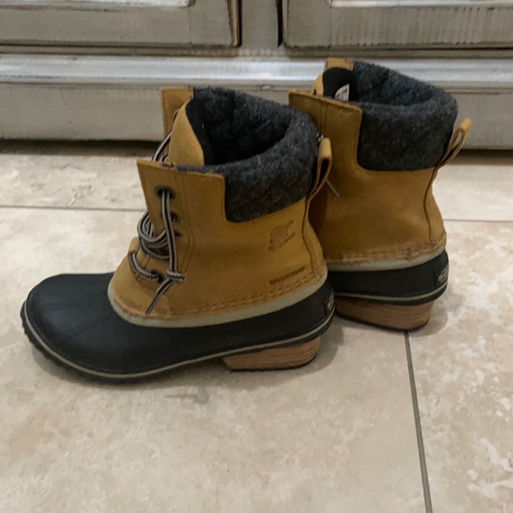 Sorel waterproof duck boots size 5. Like new.
